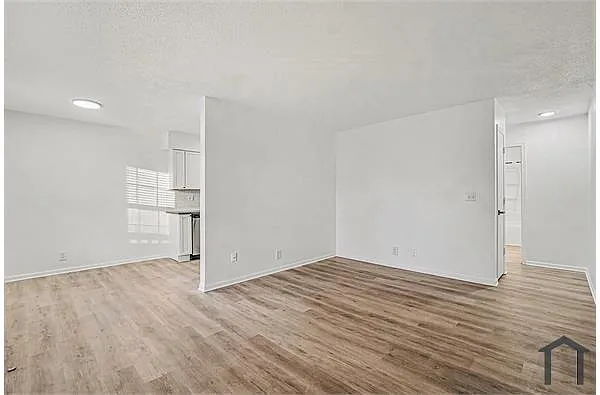 Building Photo - 1610 E Kansas City Rd #6