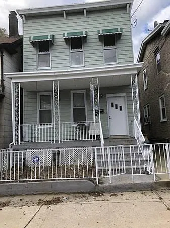 3 bed, 900 sqft, $2,200 — Photo 3