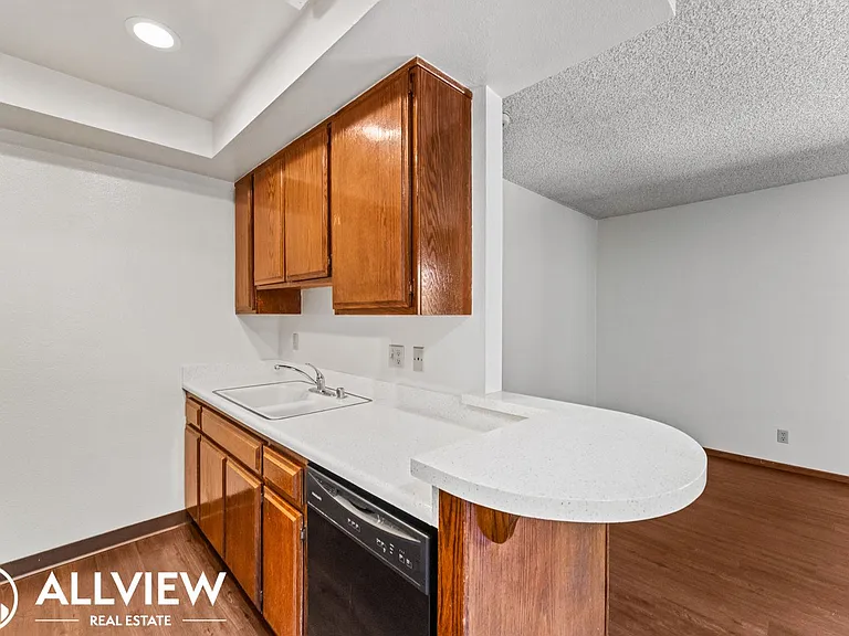 202 East 16th Street — Photo 9