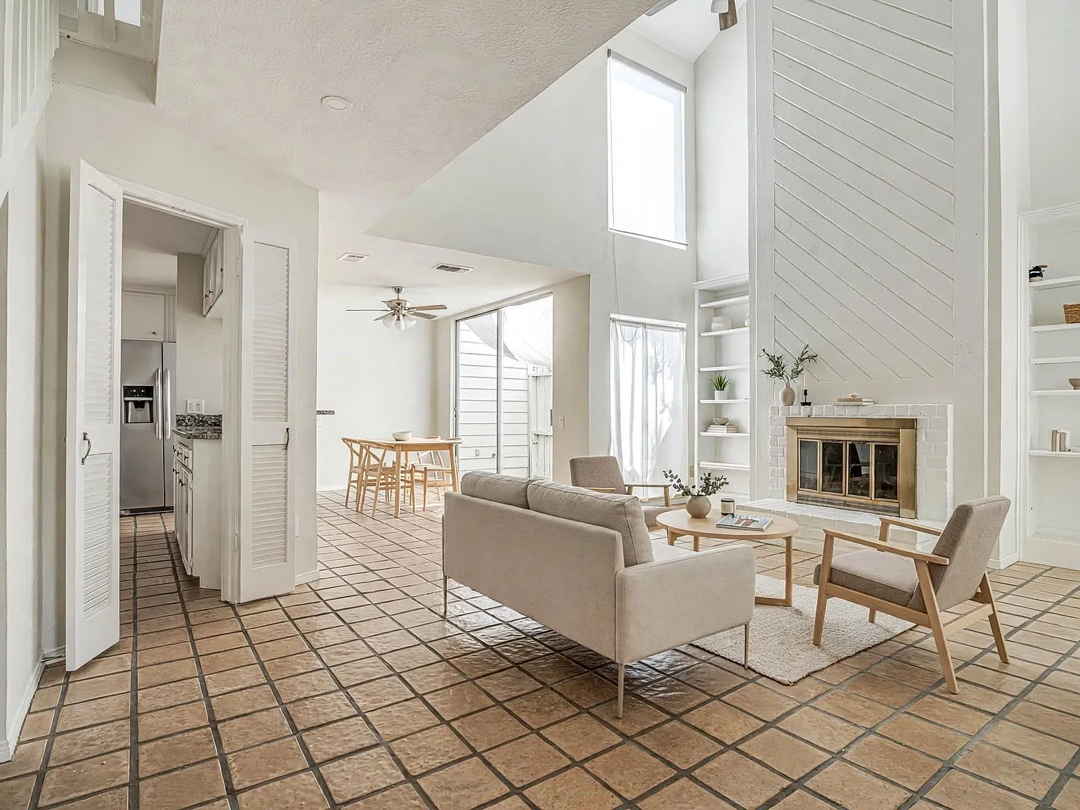 3 bed, 3.0 bath, 1695 sqft, $2,100 — Photo 2