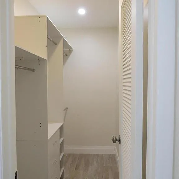 557 Burgundy St #557-L — Photo 16