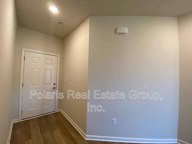 3 bed, 2.0 bath, 1883 sqft, $2,300 — Photo 4