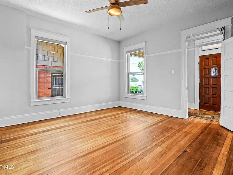 305 E River Ave — Photo 7