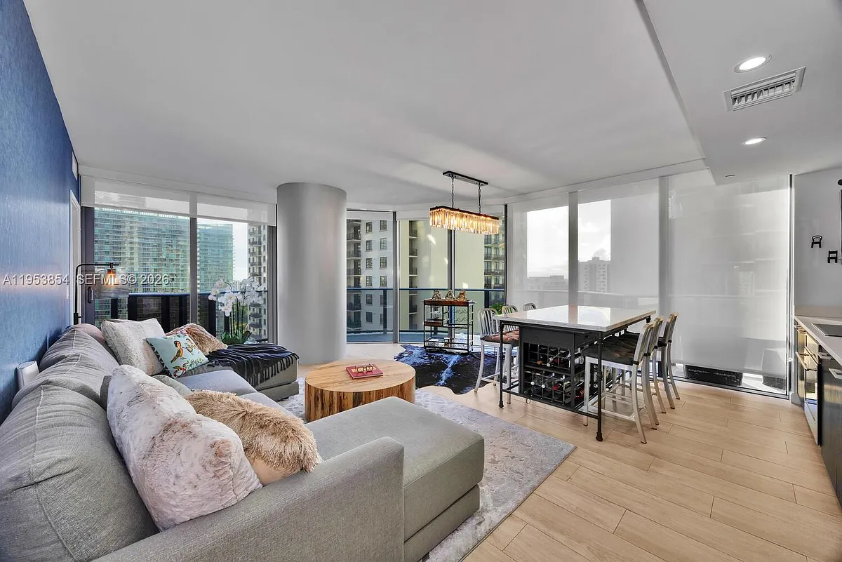 Building Photo - 55 SW 9th St #2406
