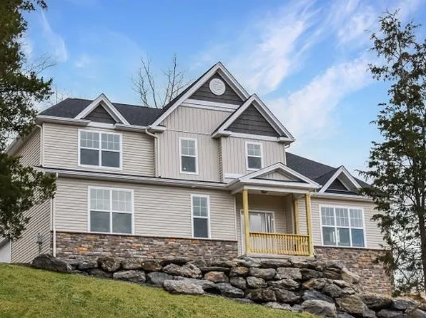 302 Reagan Dr, East Stroudsburg, PA 18301