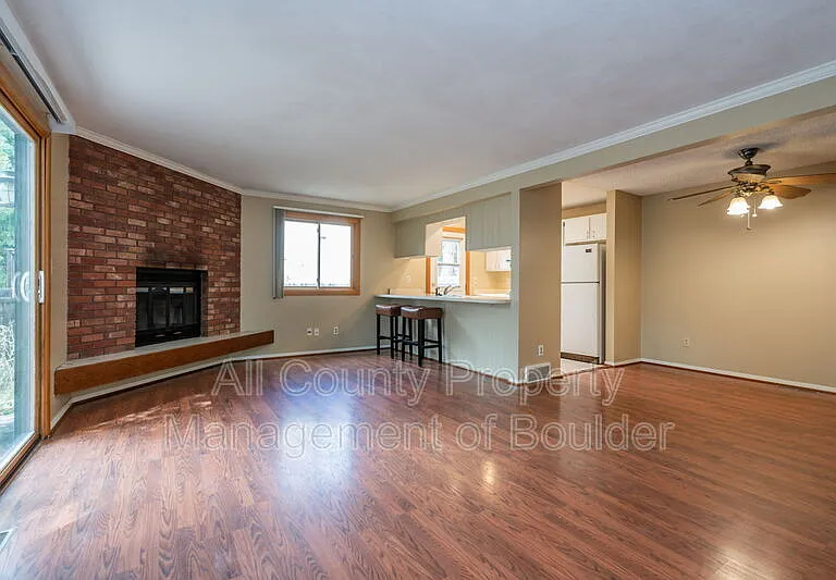 819 Elliott St — Photo 3