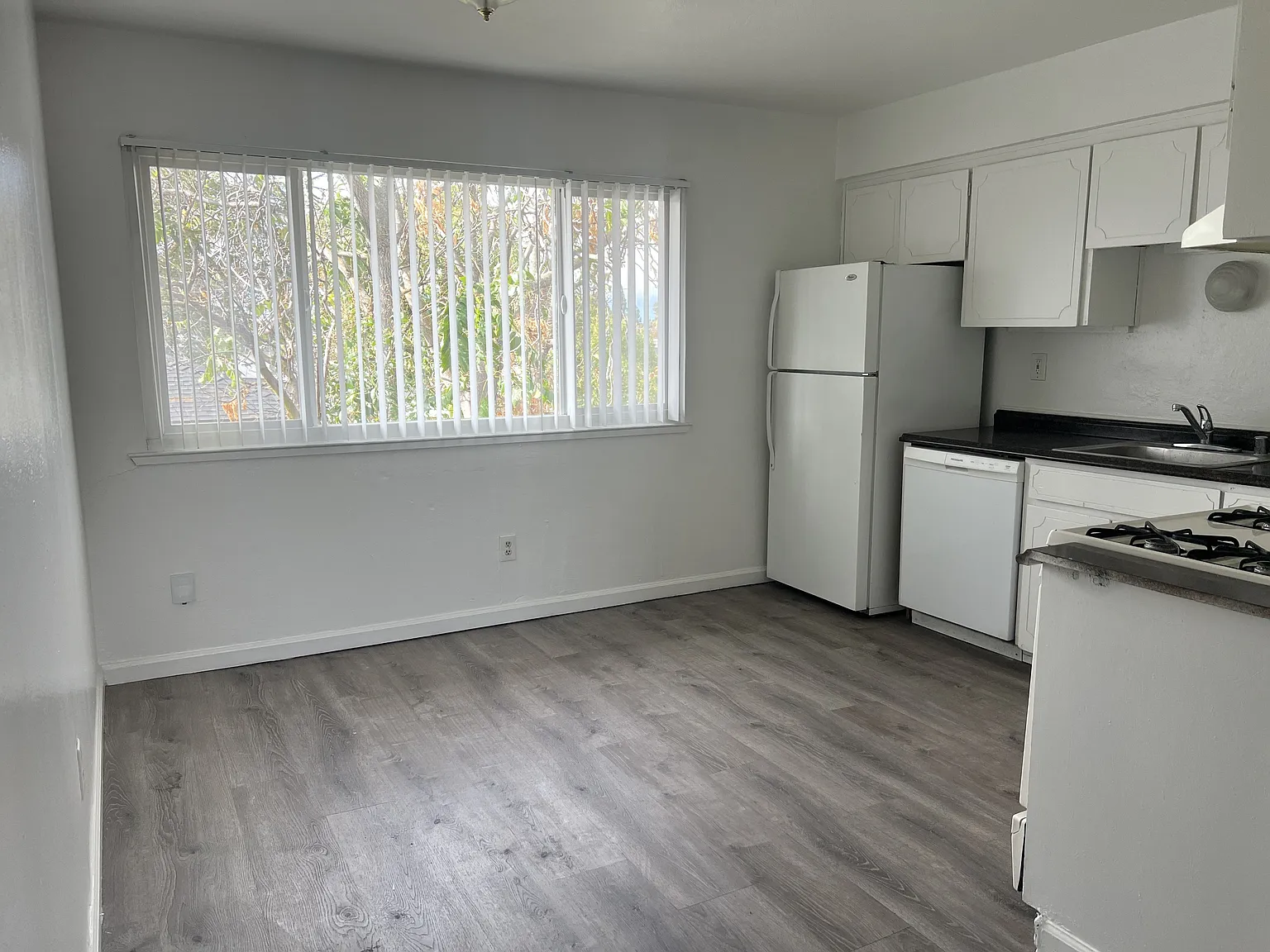 516 W Tregallas Rd — Photo 3