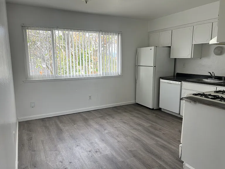 516 W Tregallas Rd — Photo 3