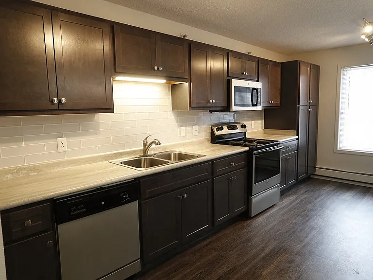 The Woodlands of Minnetonka Apartments — Photo 9
