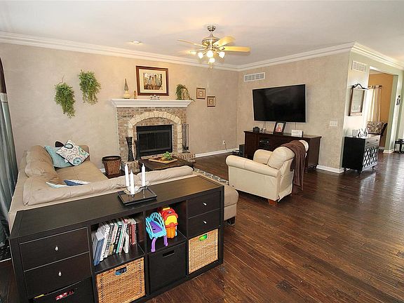 Great room - hardwoods....beautiful!