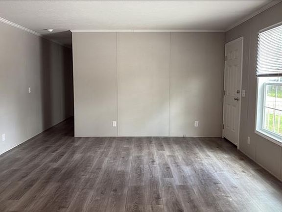4th image of 404 Carriage Lane Est