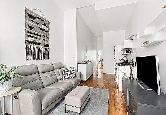4th image of 525 Manhattan Ave APT 2