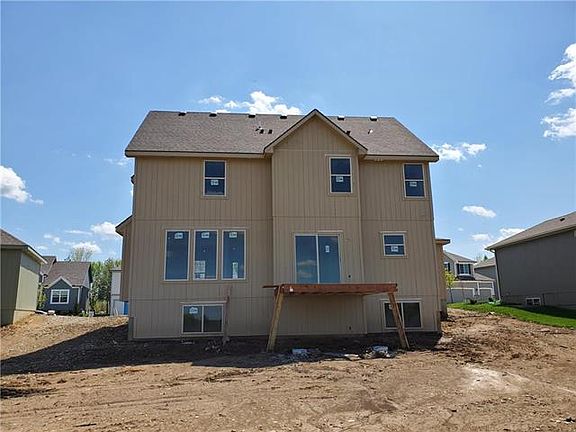 3rd image of 617 SE Colonial Dr