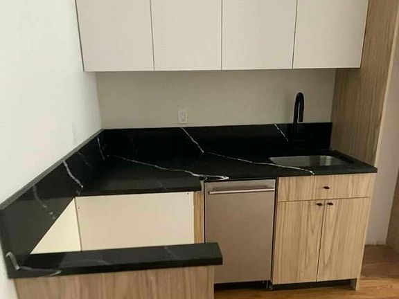 3rd image of 61 Montrose Ave #2I
