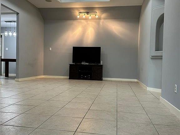 5th image of 704 Chrysolite Dr