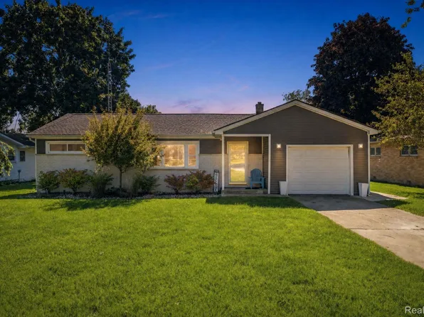 7096 Lake St, Lexington, MI 48450