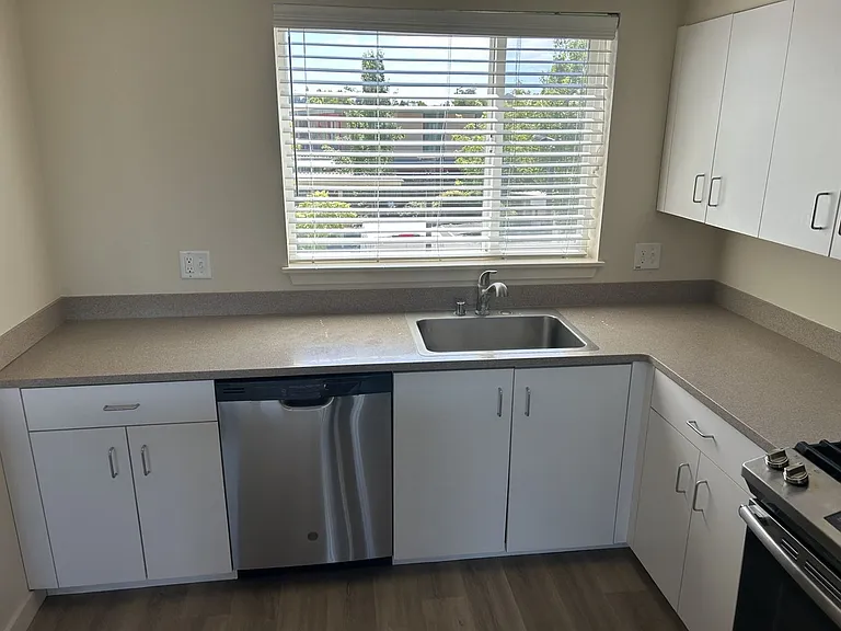 445 Southwest Blvd #10 — Photo 8