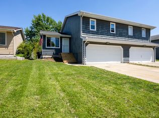 1305 Cadwell Dr, Bloomington, IL