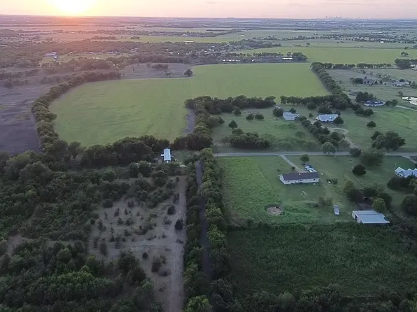 2 McKnight Rd, Ferris, TX 75125