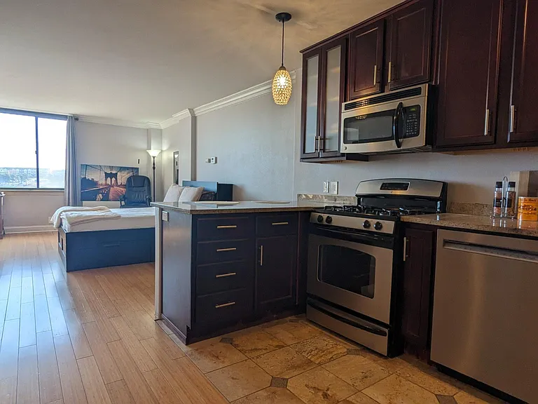 700 E 8th St #7L — Photo 2