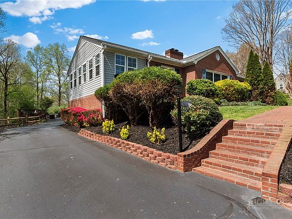 4th image of 734 Oakland Drive