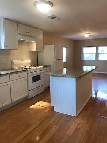 1604 Wilson St — Photo 4