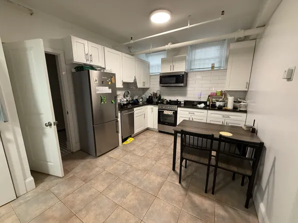 95 Park Dr APT 25, Boston, MA 02215