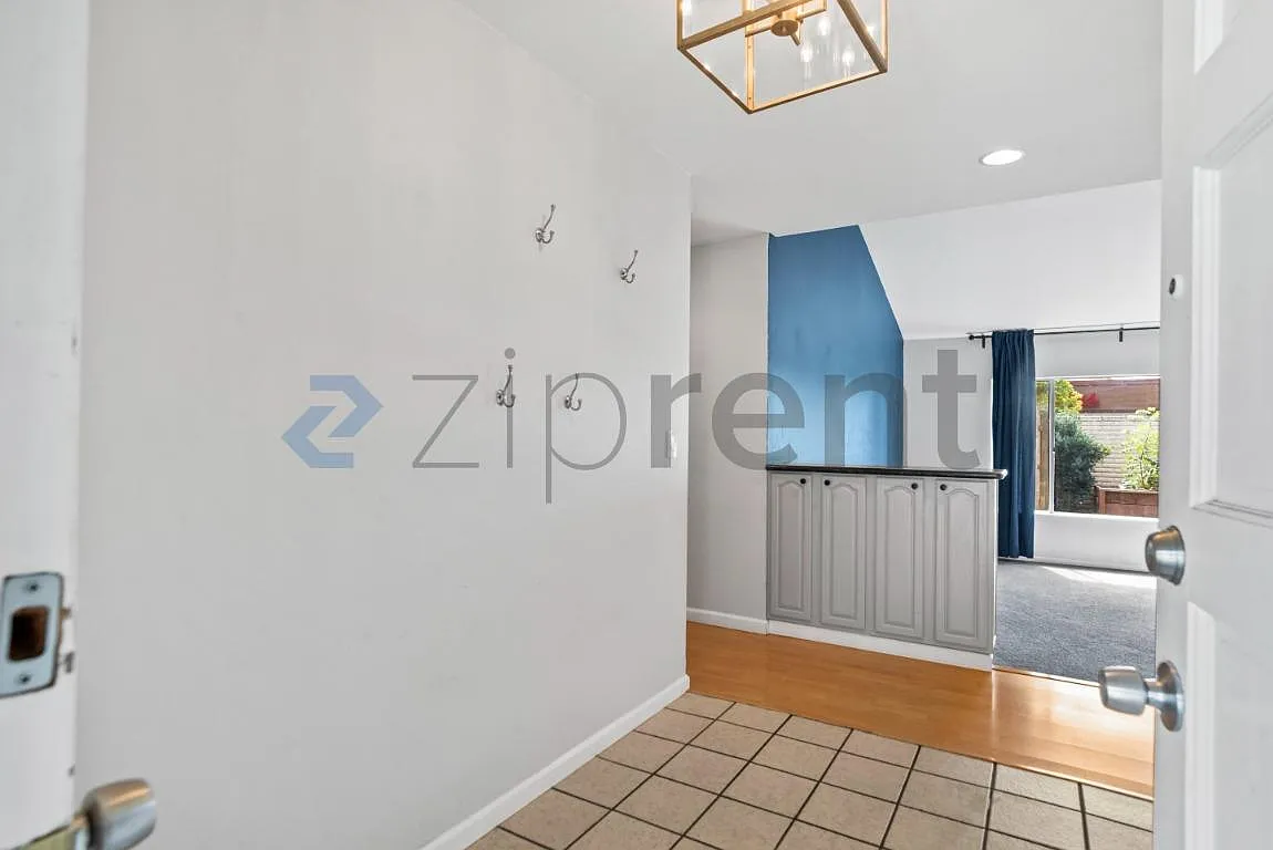4 bed, 2.5 bath, 2081 sqft, $5,800 — Photo 3