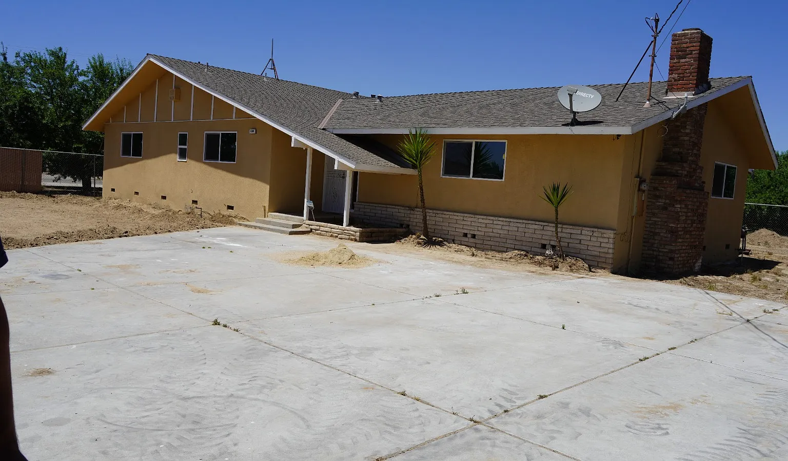 3 bed, 2.5 bath, 1906 sqft, $2,400 — Photo 1