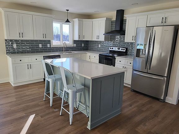 Kitchen appliances included!