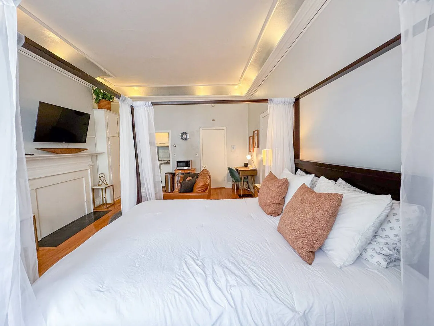 Studio, 1.0 bath, 678 sqft, $5,182 — Photo 2