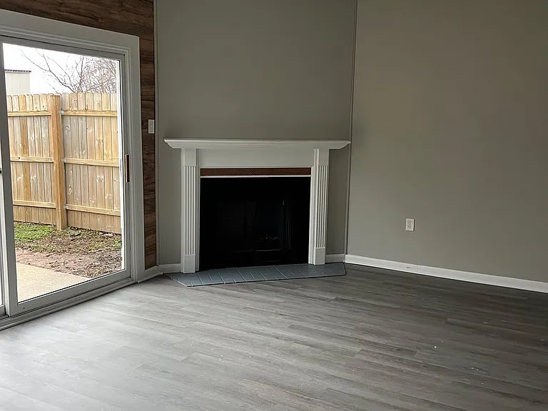 406 Essexwood Ct — Photo 3