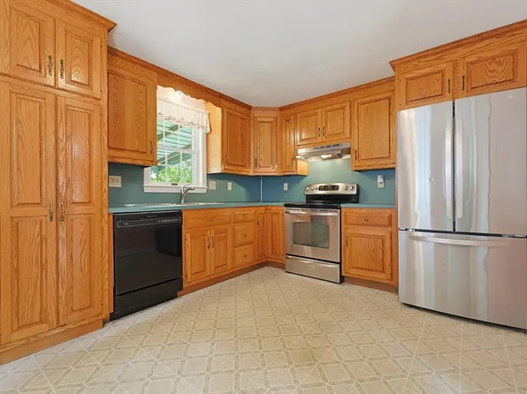 98 Pleasant St, Franklin, MA 02038