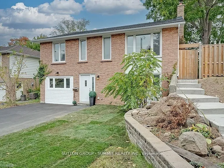 16 Upper Canada Dr #UPPER — Photo 2