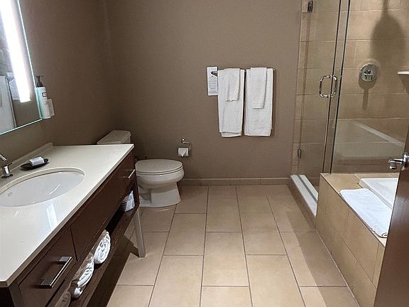 4th image of 2020 London Ln #213B