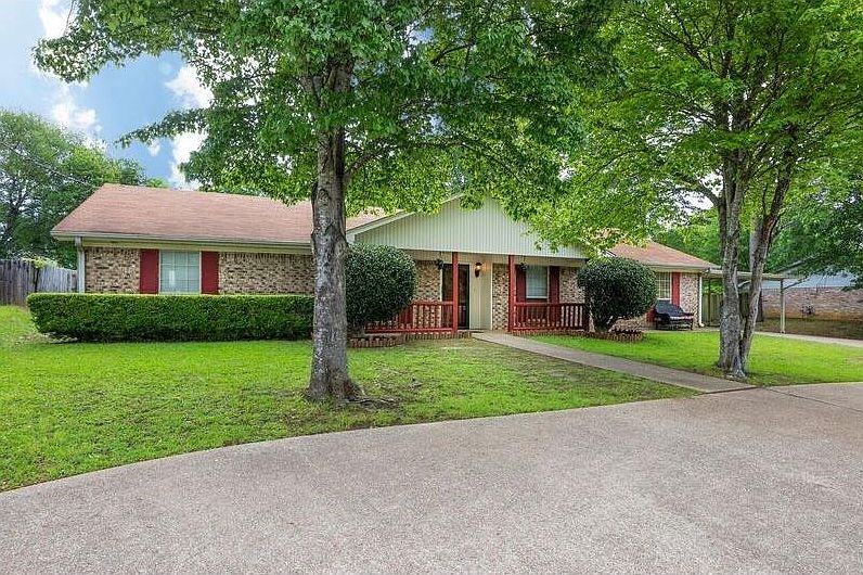 1st image of 904 Joanie St