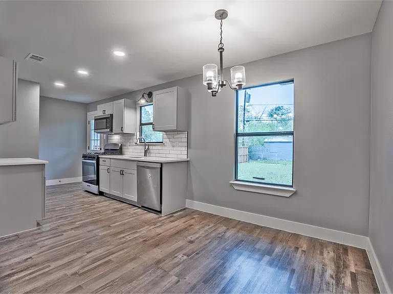 2423 Fenwick Dr — Photo 5