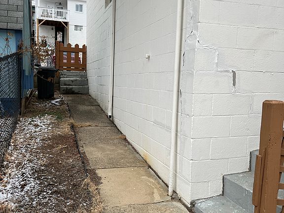 Side alley to deck