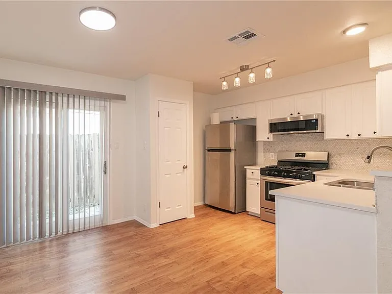 10604 Lanshire Dr #B — Photo 1