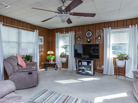 3rd image of 124 Kingswood Dr