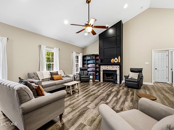 5th image of 4505 Mockingbird Ln