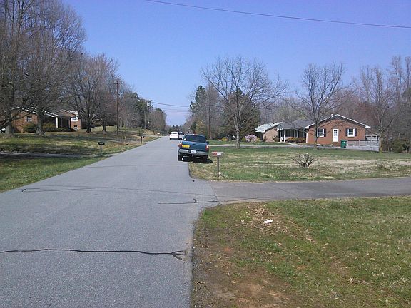 3rd image of 2749 Knob Hill Dr