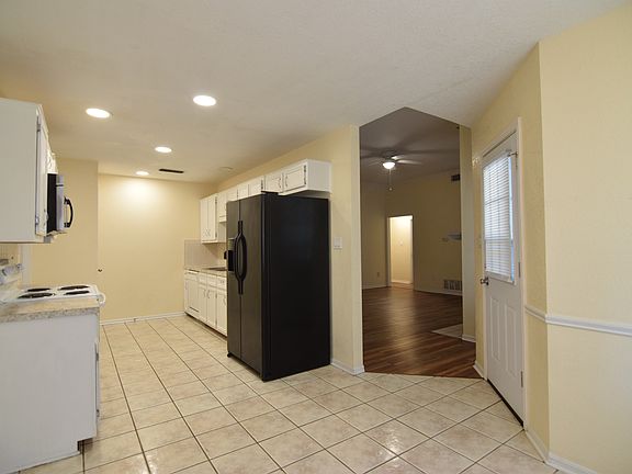 4th image of 3920 Bur Oak Dr