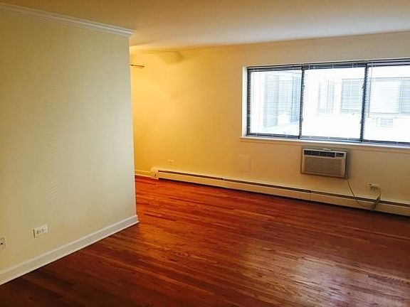 3rd image of 1022 W Catalpa Ave APT 403