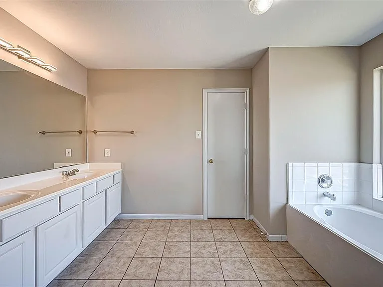 16510 Amy Ridge Rd — Photo 3