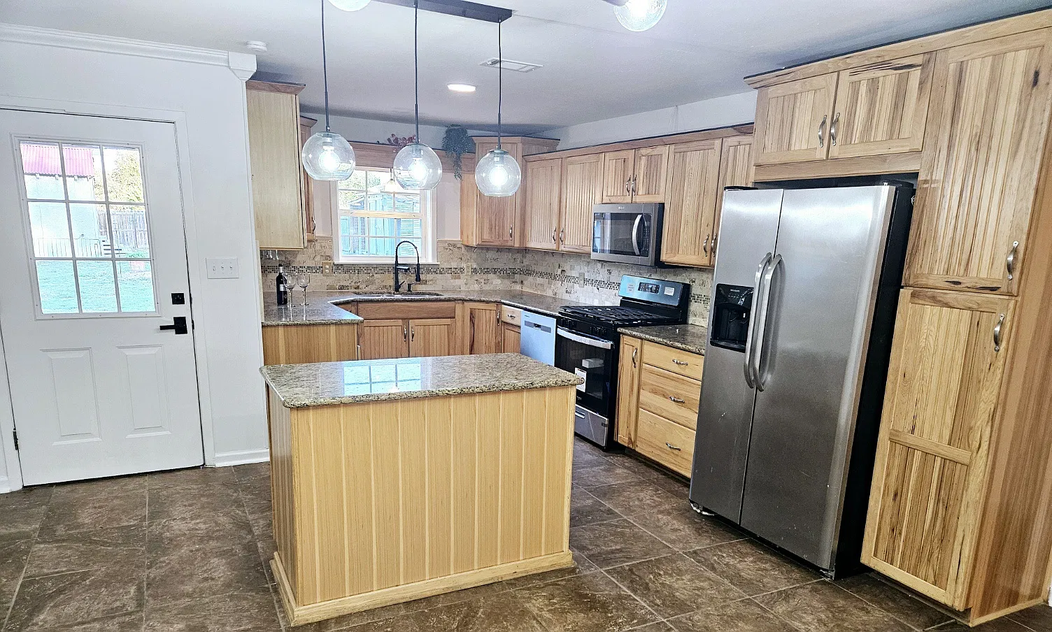 4 bed, 2387 sqft, $2,600 — Photo 2