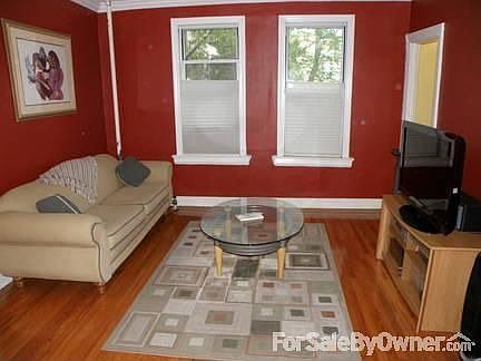 Living Room : Spacious with great lighting