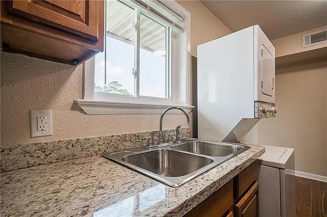 1621 Caton Ct — Photo 10