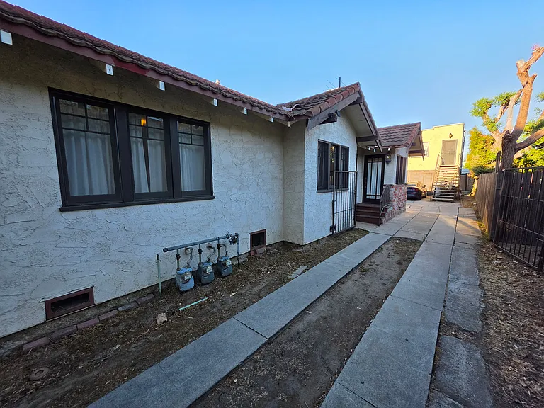 828 Orizaba Ave — Photo 2