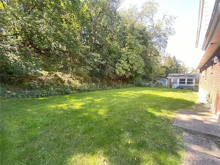 439 Crestview Dr — Photo 46